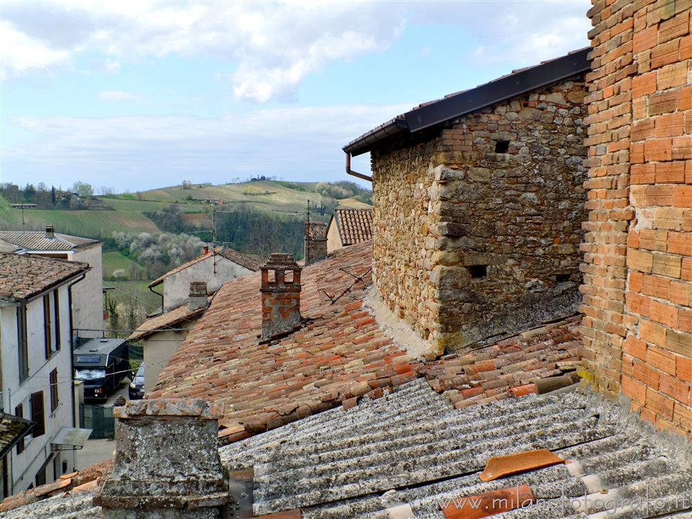 Pietra de Giorgi (Pavia) - Le colline dietro alle case del borgo